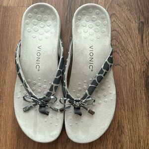 Nearly new Vionic Bella flip flop sandals Size 9 1/2